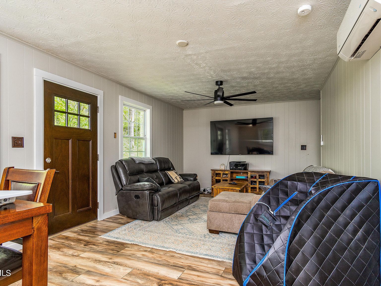 388 Crestwood Dr Mountain City, TN 37683 - Thumbnail 5