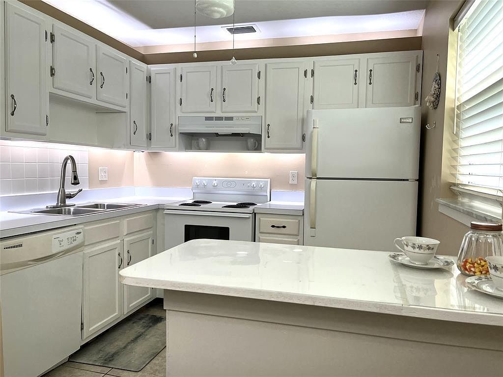 68 Royal Oak Ct APT 106 Vero Beach, FL 32962 - Thumbnail 5