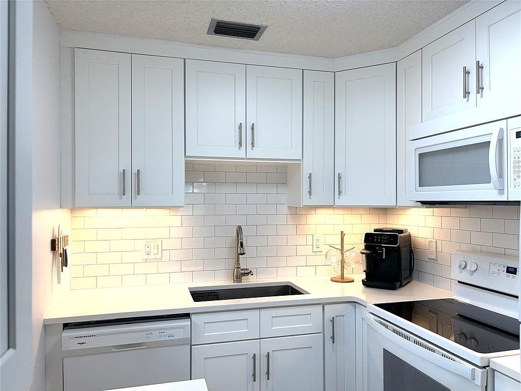 34 Pine Arbor Ln APT 203 Vero Beach, FL 32962 - Thumbnail 5