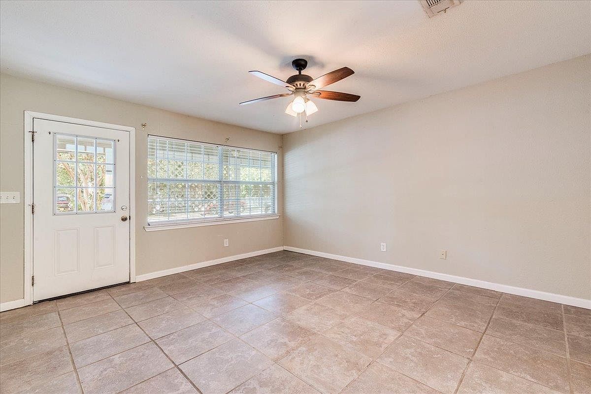 609 Cottonwood St Lockhart, TX 78644 - Thumbnail 5