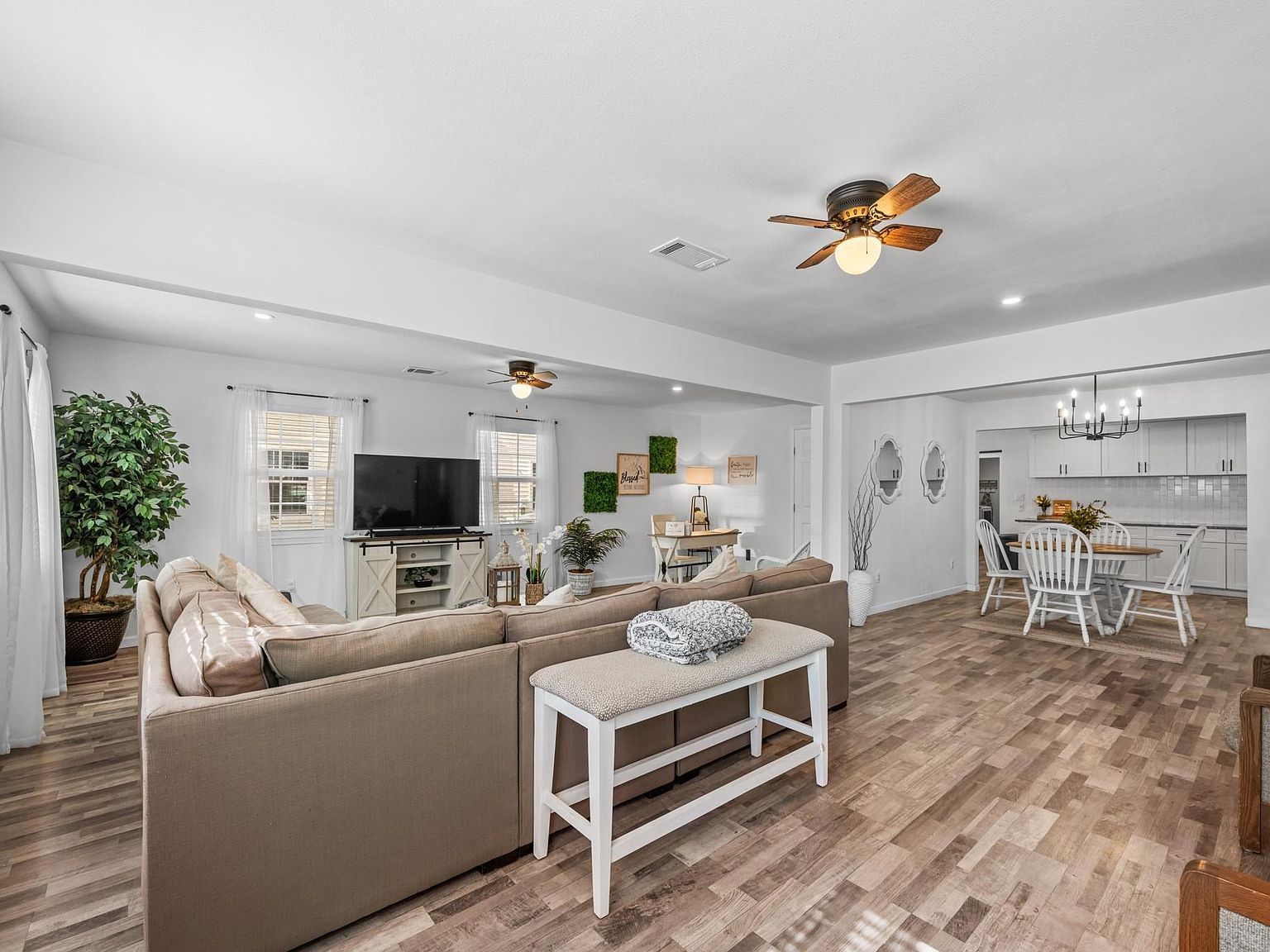 729 Kyle St Angleton, TX 77515 - Thumbnail 5