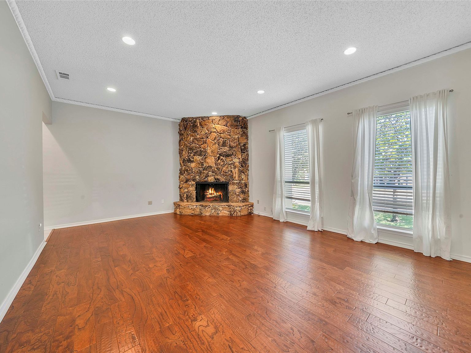 3020 Stonehenge Ln Carrollton, TX 75006 - Thumbnail 5