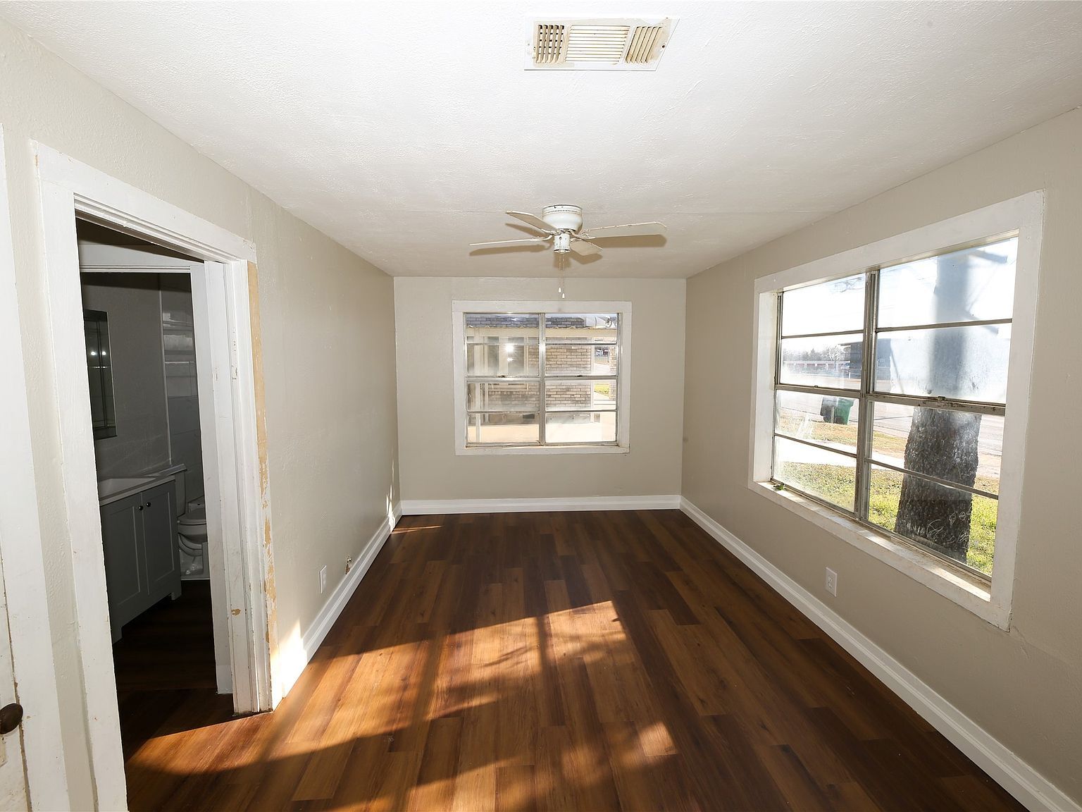 407 Decatur St Bowie, TX 76230 - Thumbnail 5