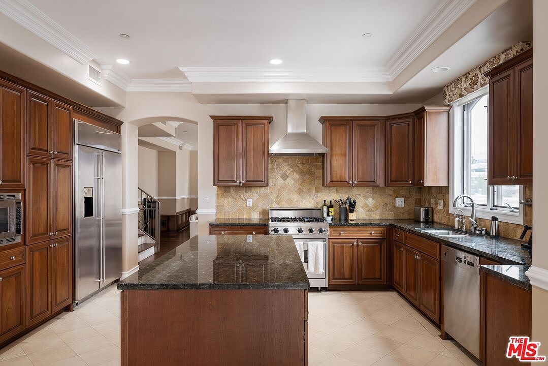 132 S Crescent Dr APT 403 Beverly Hills, CA 90212 - Thumbnail 5