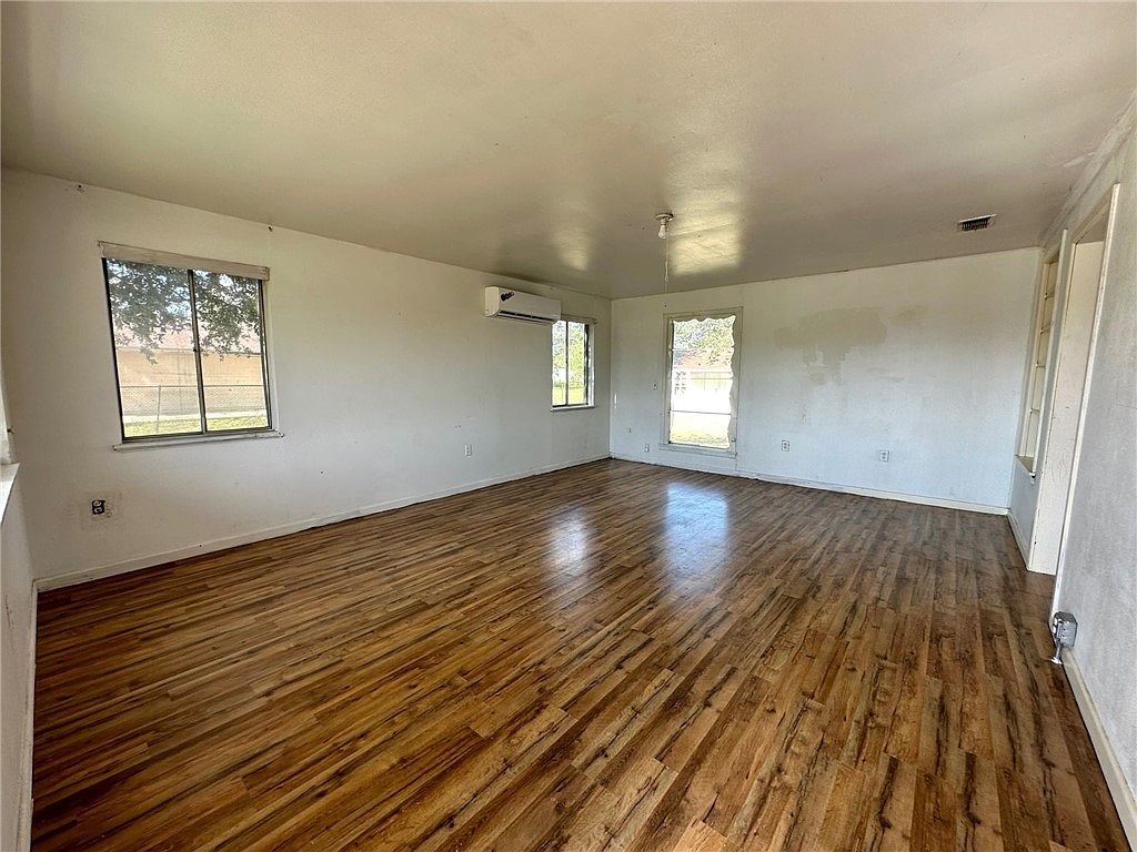 225 E Main St Bishop, TX 78343 - Thumbnail 5