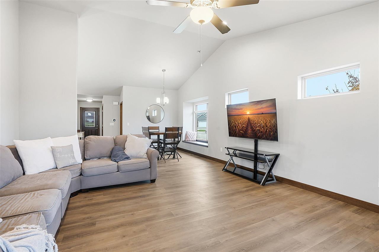 622 Dakota Ave Tiffin, IA 52340 - Thumbnail 5