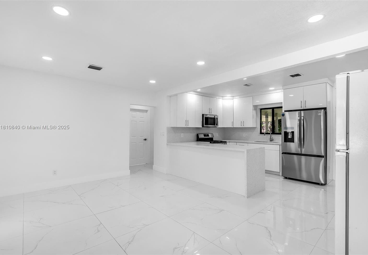 1010 NE 140th St North Miami, FL 33161 - Thumbnail 5