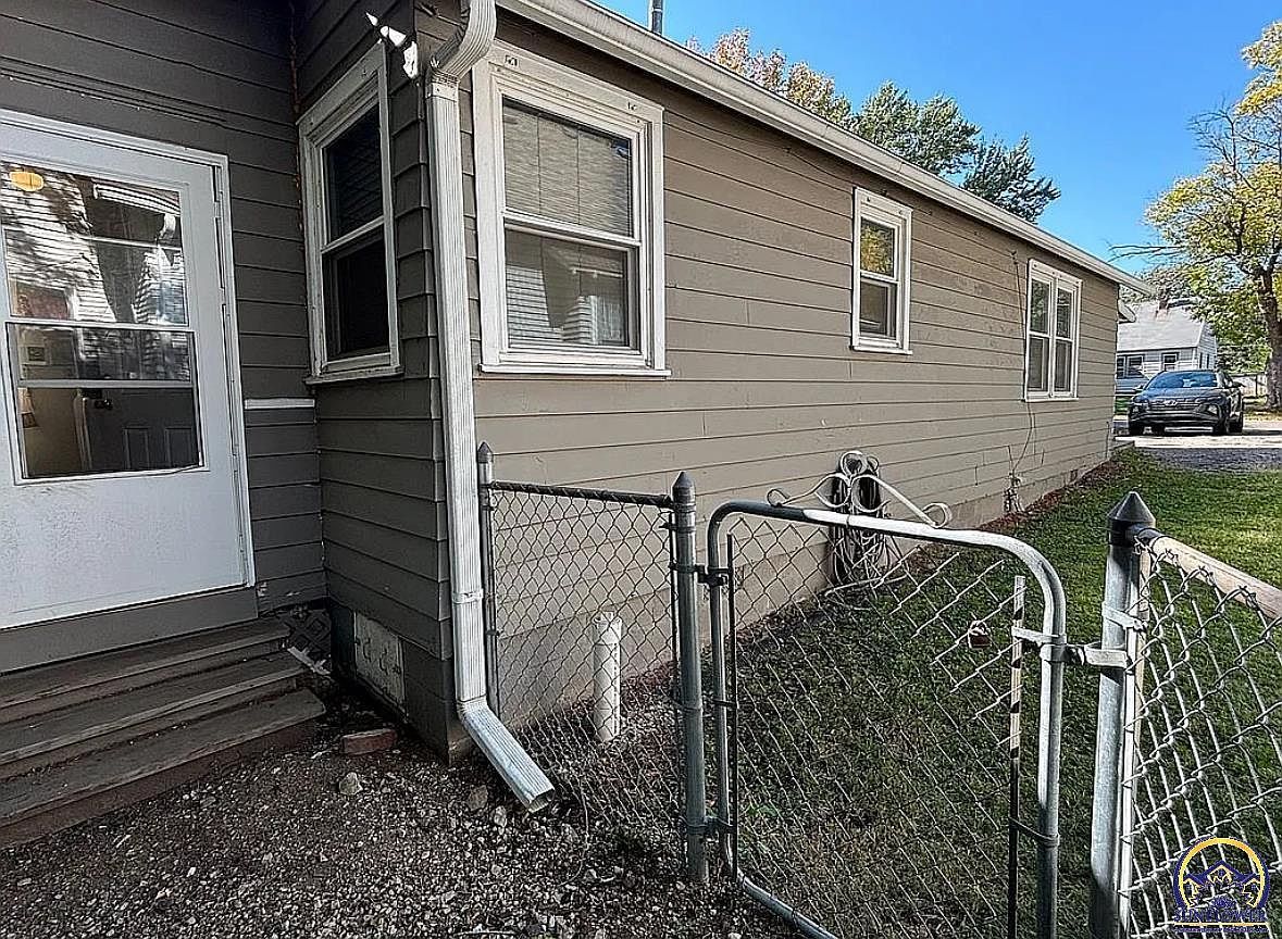 2328 SE Maryland Ave Topeka, KS 66605 - Thumbnail 5