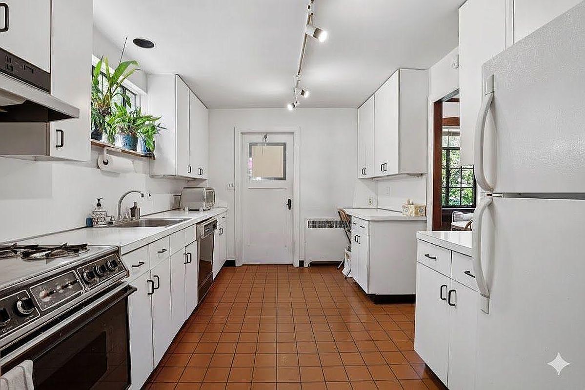 17615 Croydon Rd Jamaica, NY 11432 - Thumbnail 5