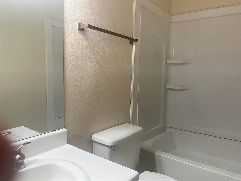 1308 Eisenhower Dr Laredo, TX 78046 - Thumbnail 5