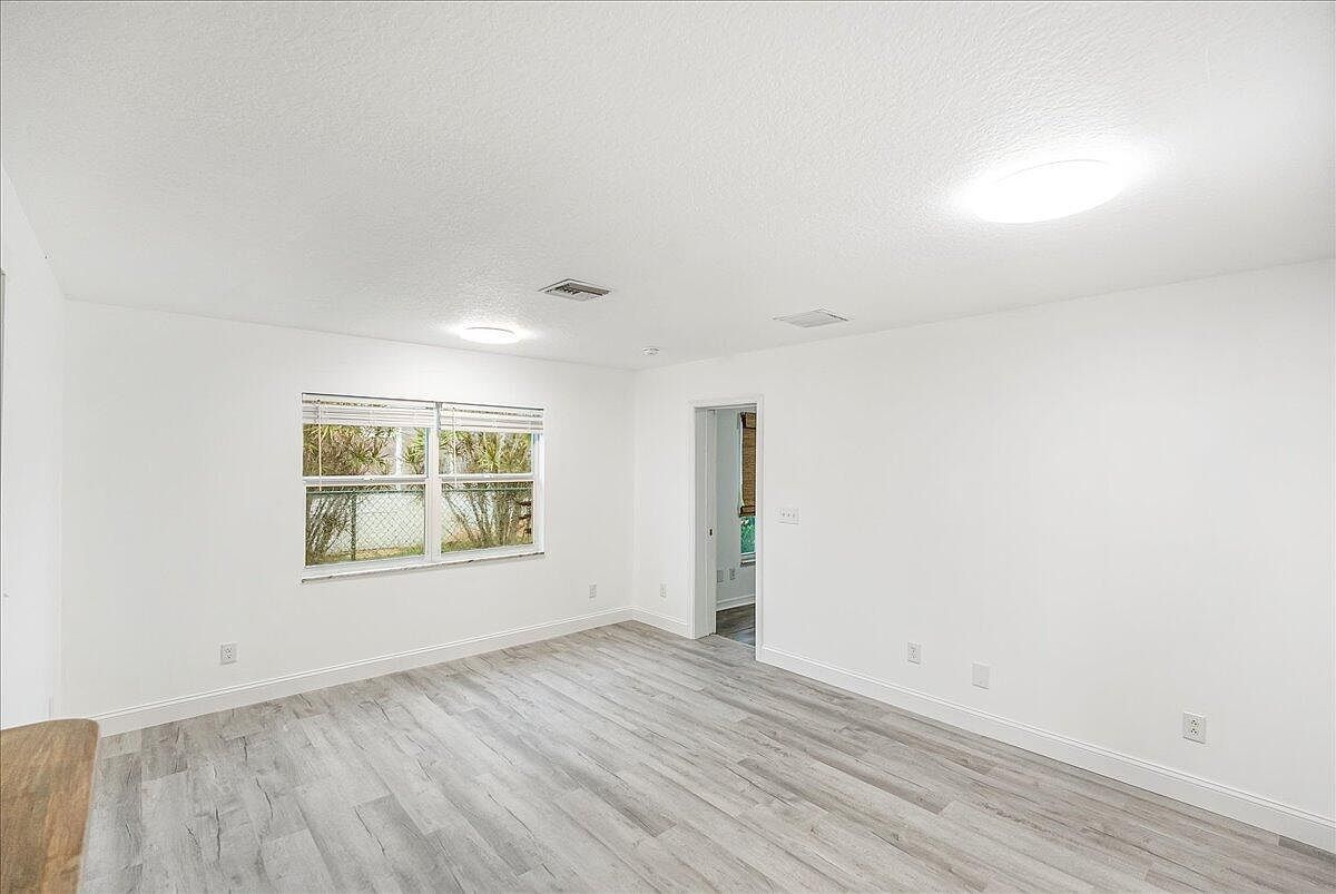 842 SE Thornhill Dr Port Saint Lucie, FL 34983 - Thumbnail 5