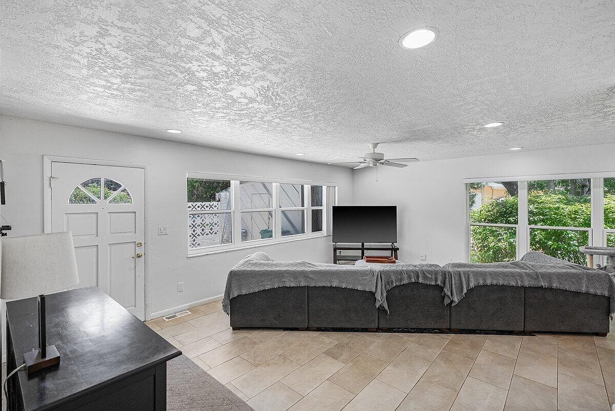 426 SE Tranquilla Ave Port Saint Lucie, FL 34983 - Thumbnail 5