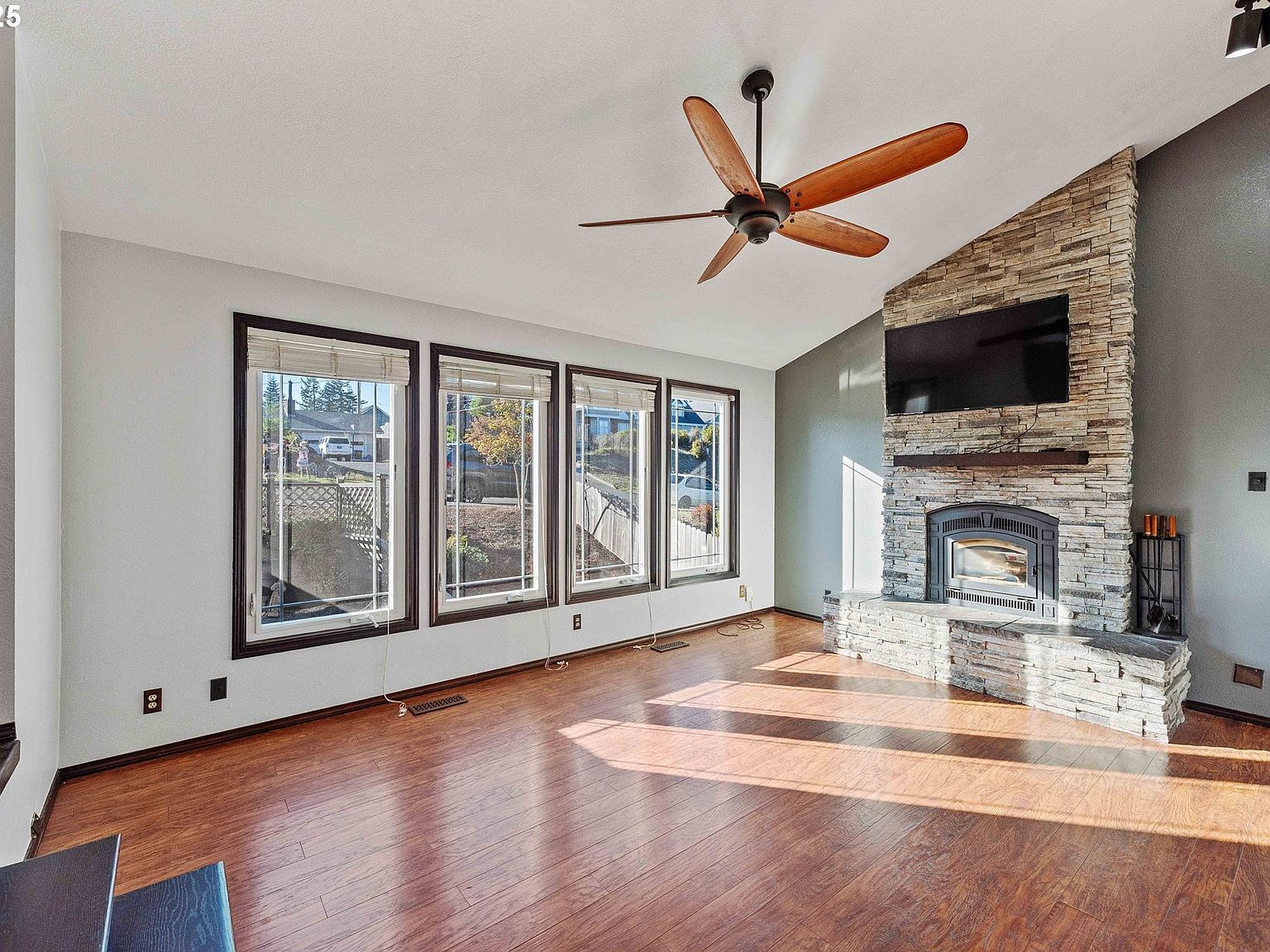 1845 Oak St North Bend, OR 97459 - Thumbnail 5