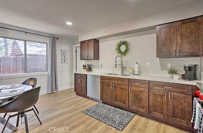 304 E Fairway Blvd Big Bear City, CA 92314 - Thumbnail 5