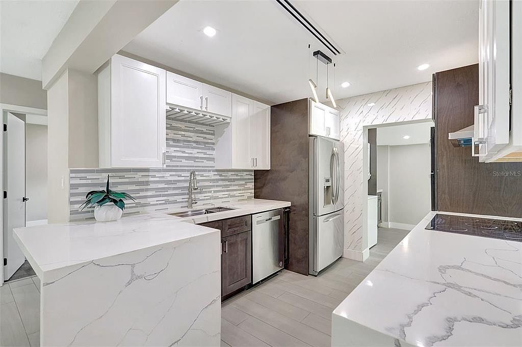 3234 Restful Ln Sarasota, FL 34231 - Thumbnail 5