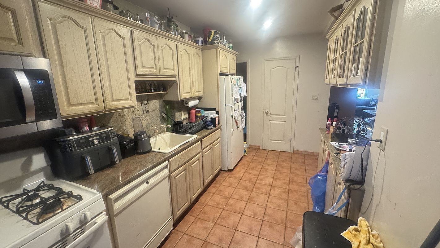 64-61 82nd Pl Middle Village, NY 11379 - Thumbnail 5