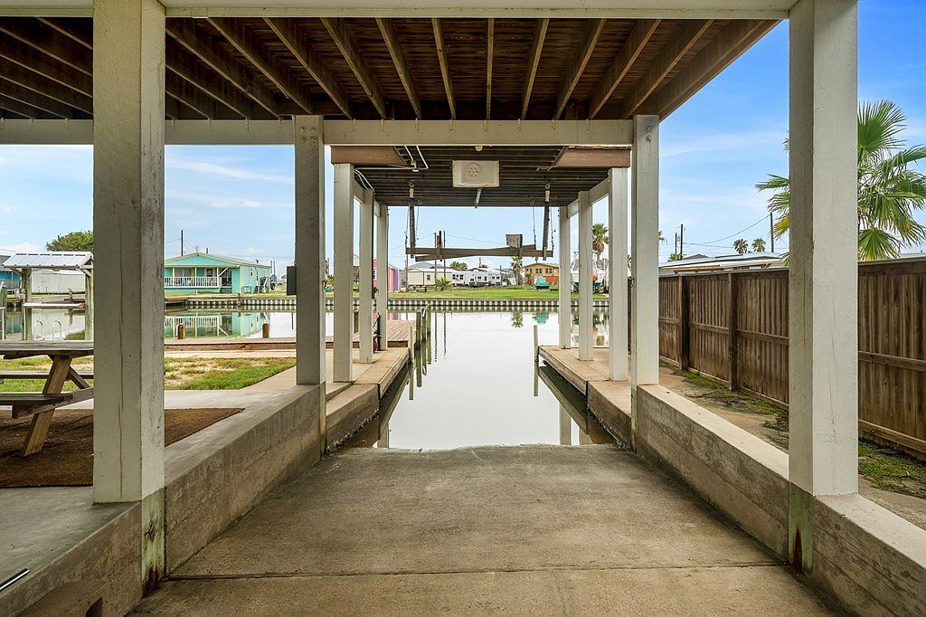 515 Copano Cove Rd Rockport, TX 78382 - Thumbnail 5