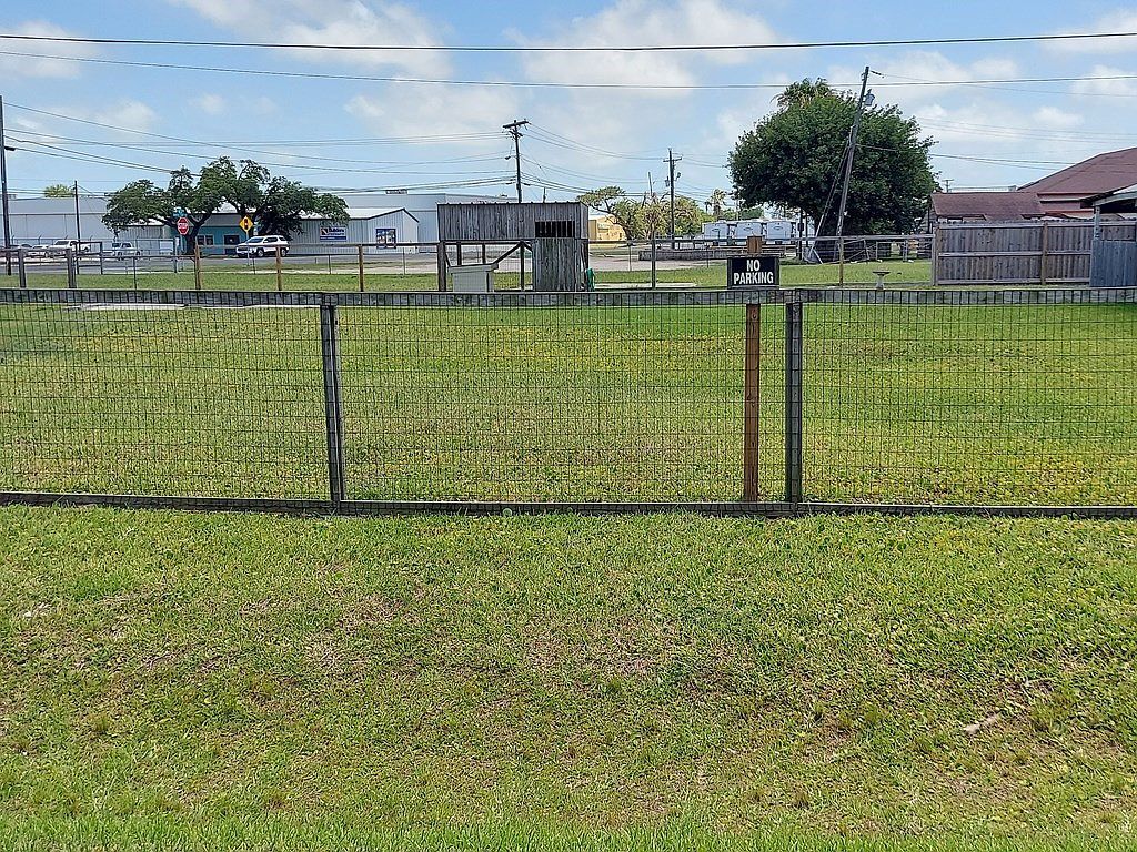 205 E Cornwall St Rockport, TX 78382 - Thumbnail 5