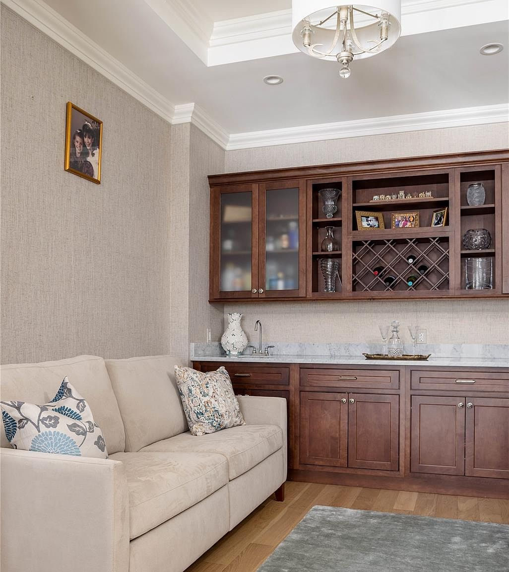 2000 Royal Ct #2101 New Hyde Park, NY 11040 - Thumbnail 5