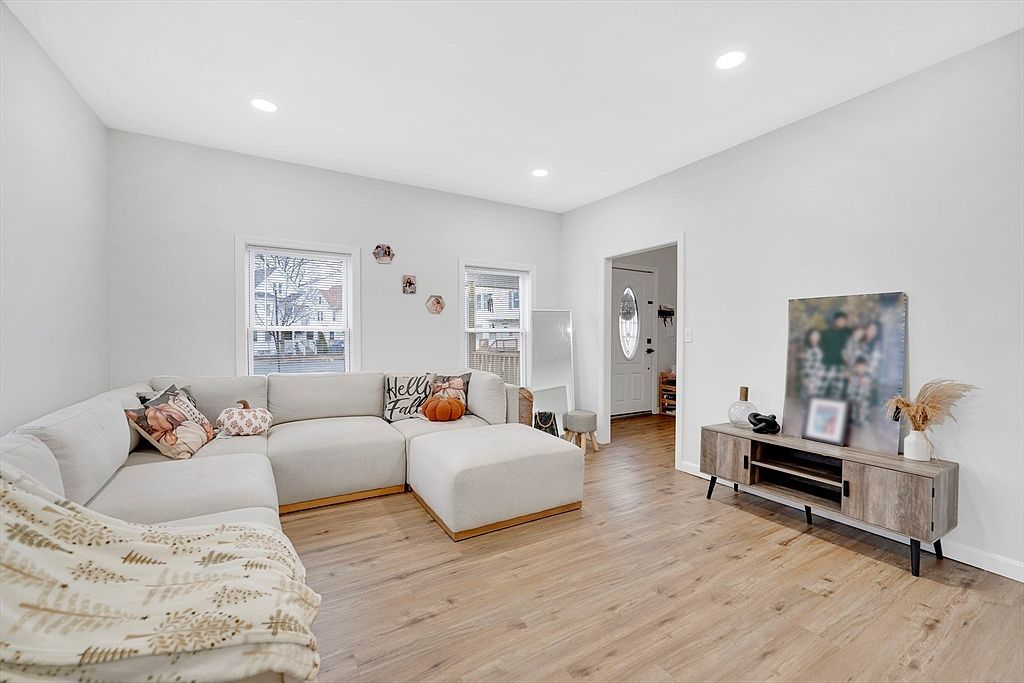 276 Dickinson St Springfield, MA 01108 - Thumbnail 5