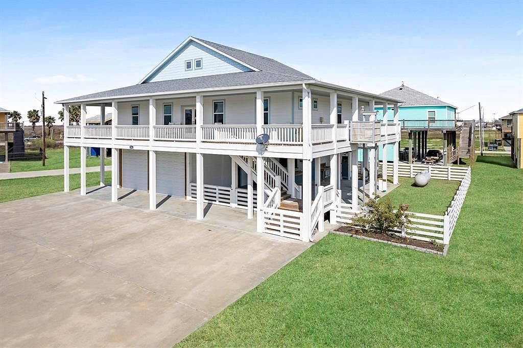 986 Seagull Ln Crystal Beach, TX 77650 | Single Family