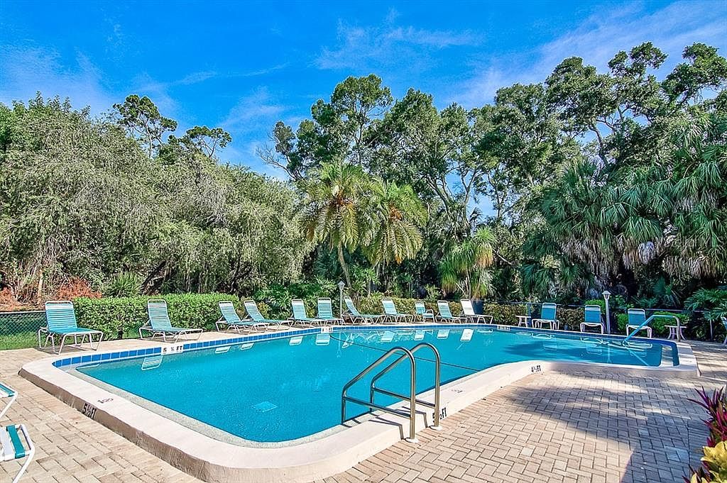 123 Pinehurst Dr Bradenton, FL 34210  | Condominium