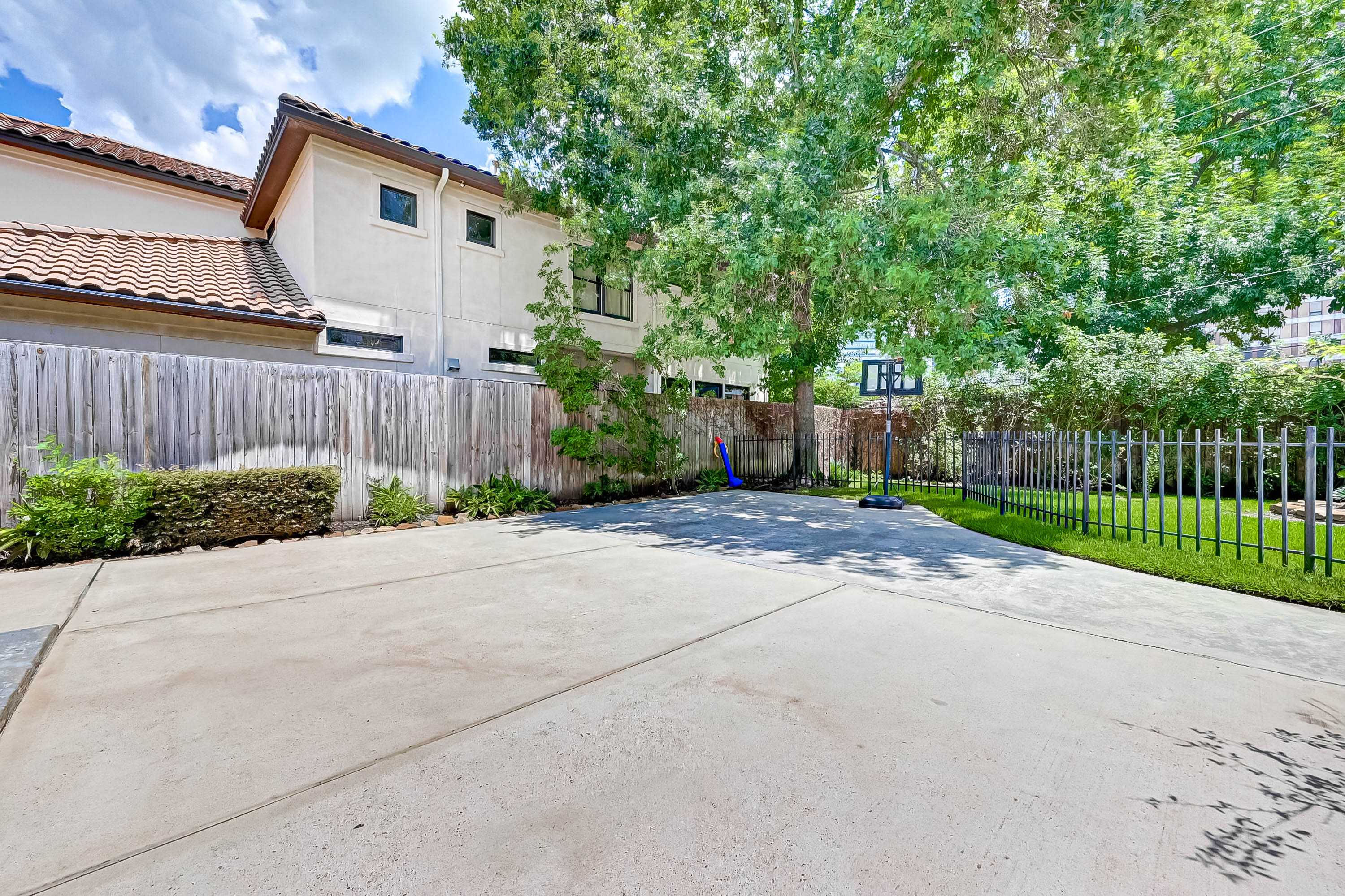 5152 Huckleberry Circle, Houston, Texas 77056, USA, TX  | Single Family