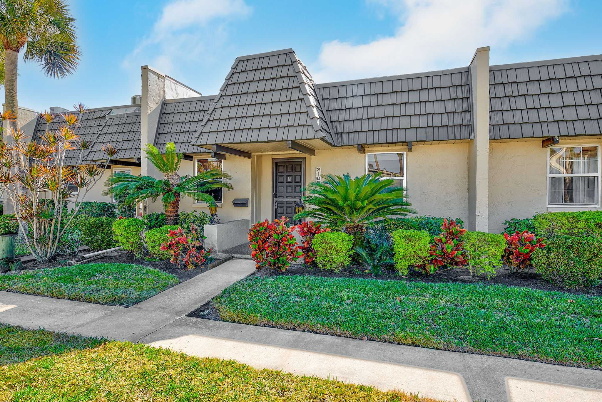 2105 Cordova Green, Seminole, FL, USA, 33777 - Thumbnail 2