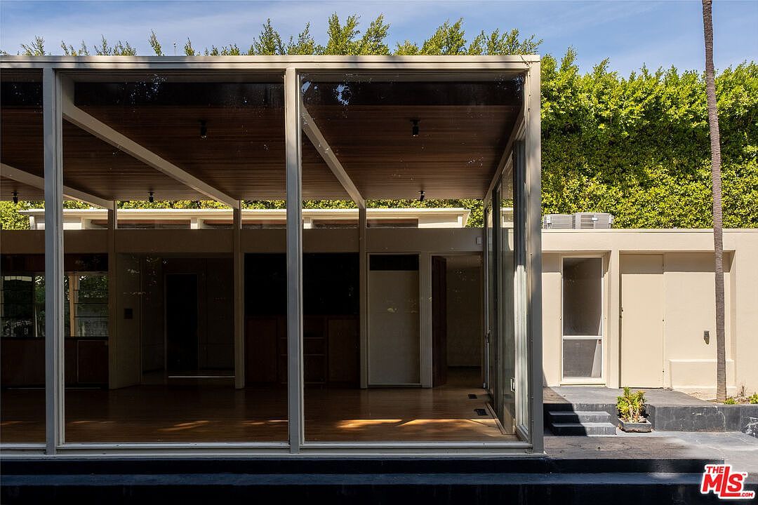 135 N Rossmore Ave Los Angeles, CA 90004  | Single Family