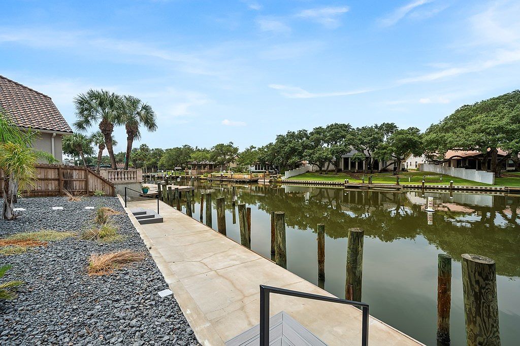 2309 Harbor Dr Rockport, TX 78382 | Single Family