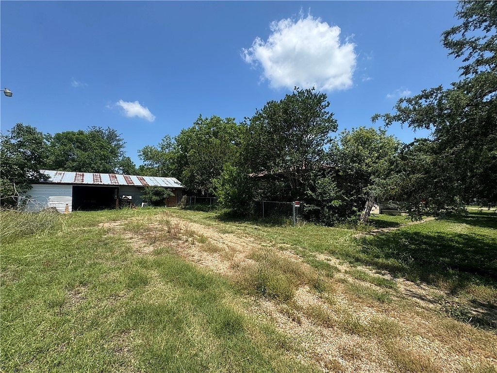 300 S Elm Ave Cameron, TX 76520  | Single Family