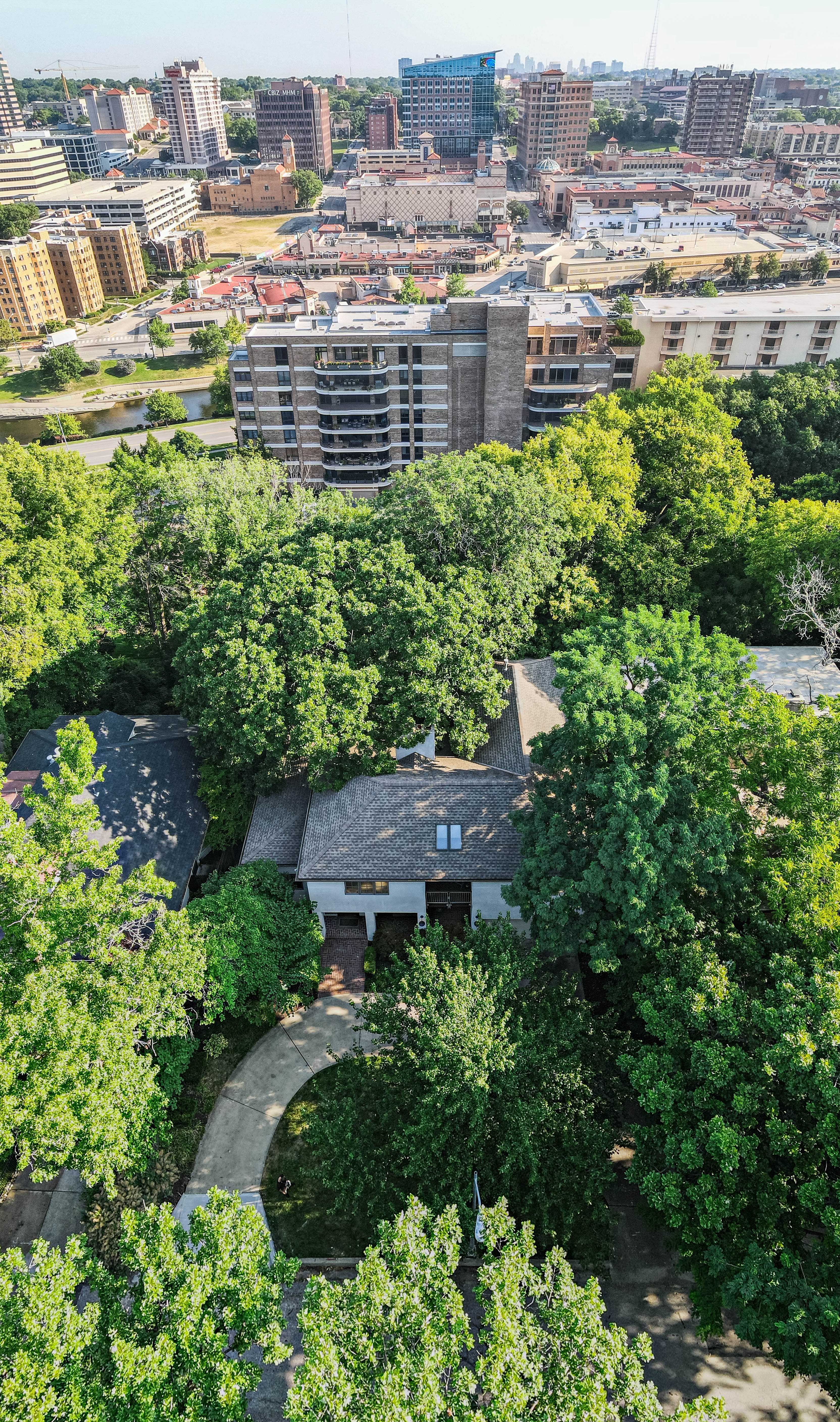 550 West 49th Terrace, Kansas City, MO, USA, 64112 - Thumbnail 3