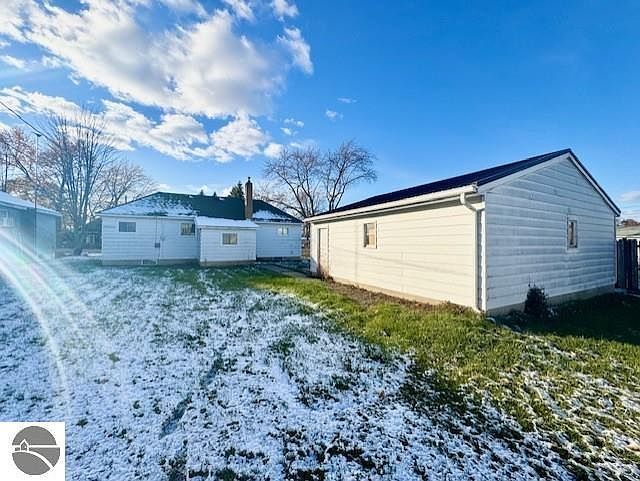 320 N Clinton St Saint Louis, MI 48880  | Single Family