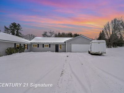 474 W Taylor Dr Sanford, MI 48657