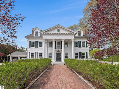 431 Michigan Ave Charlevoix, MI 49720