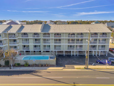 200 Lake Park Blvd S APT 8A Carolina Beach, NC 28428