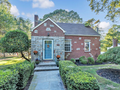 81 Beach Rd Wading River, NY 11792