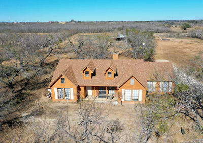 200 Meadowview Dr Lytle, TX 78052