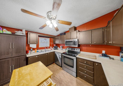 688 Canyon Dr Canyon Lake, TX 78133