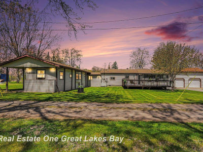 2118 Lakeview St Standish, MI 48658