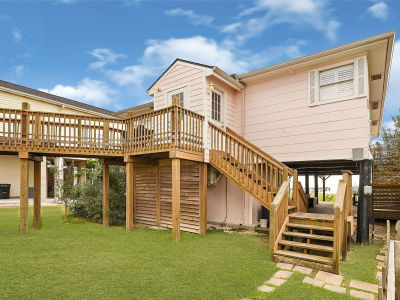 1521 John St San Leon, TX 77539