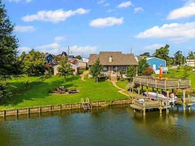 111 7th Ave Onalaska, TX 77360