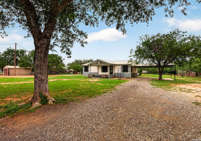 147 County Road 6841 Lytle, TX 78052
