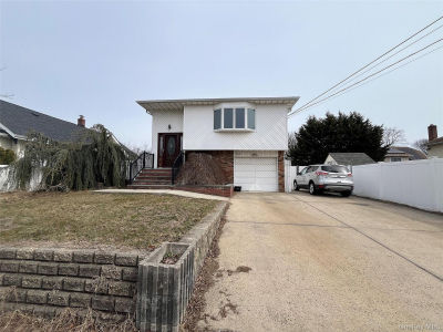 630 S Wellwood Ave Lindenhurst, NY 11757