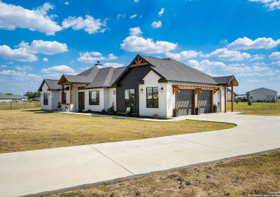 452 Farmstead Dr Seguin, TX 78155