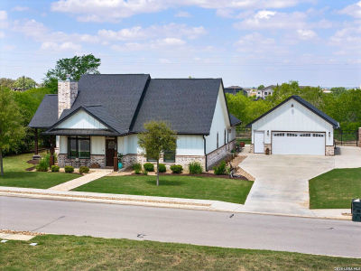 120 Magnolia Cir E La Vernia, TX 78121