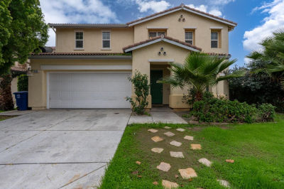 2325 S Creekside Dr Los Banos, CA 93635