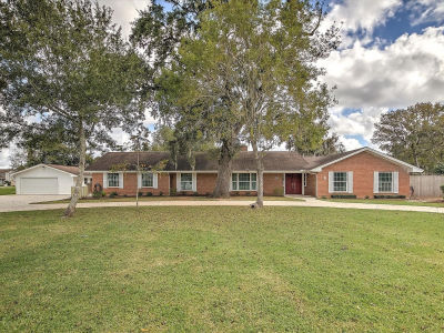 106 Woodland Rd Lake Jackson, TX 77566