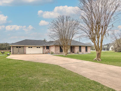 608 Lone Star Trl Angleton, TX 77515