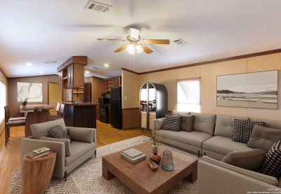 385 W County Road 5719 Devine, TX 78016